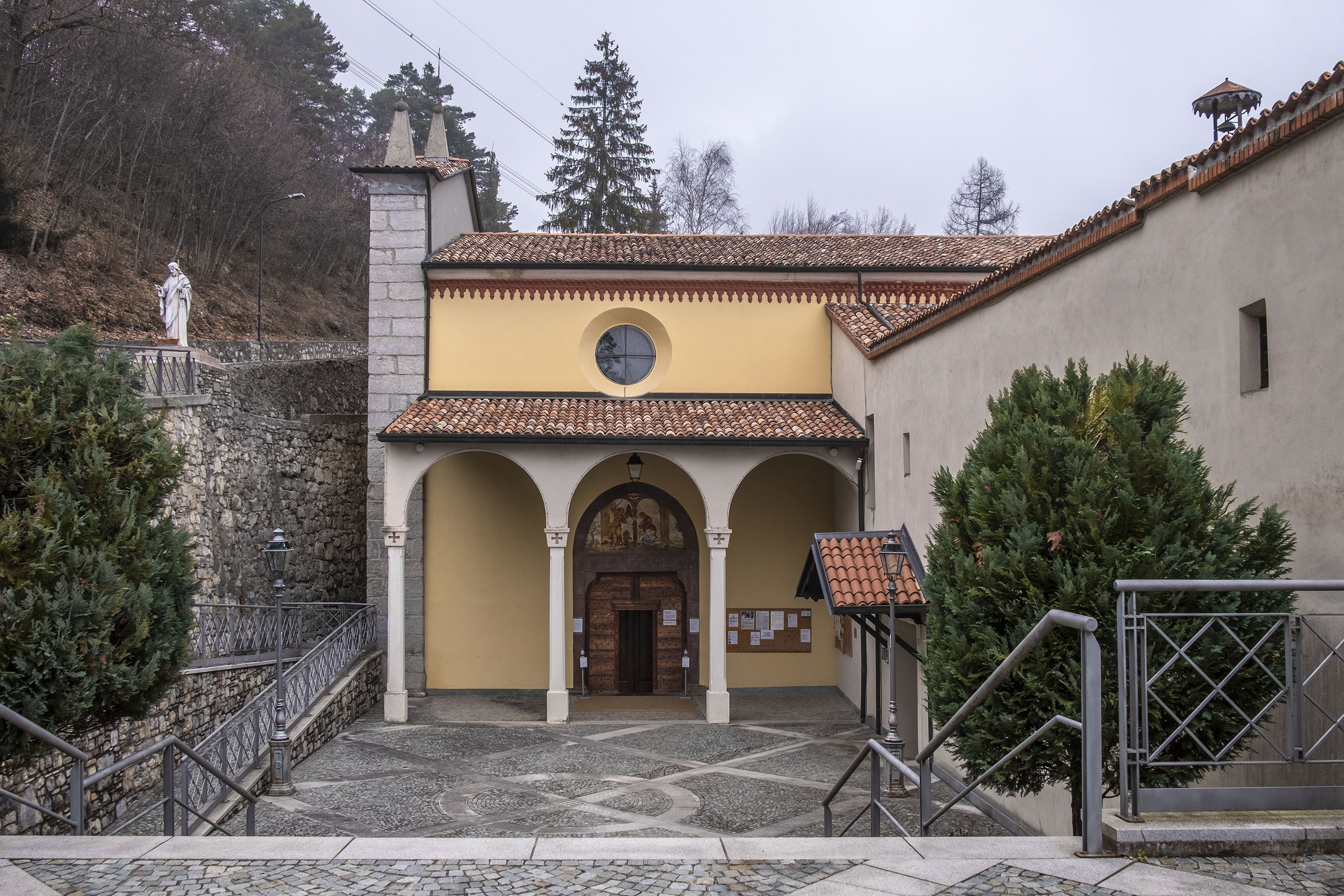 Porticato con archi e ingresso al Santuario 