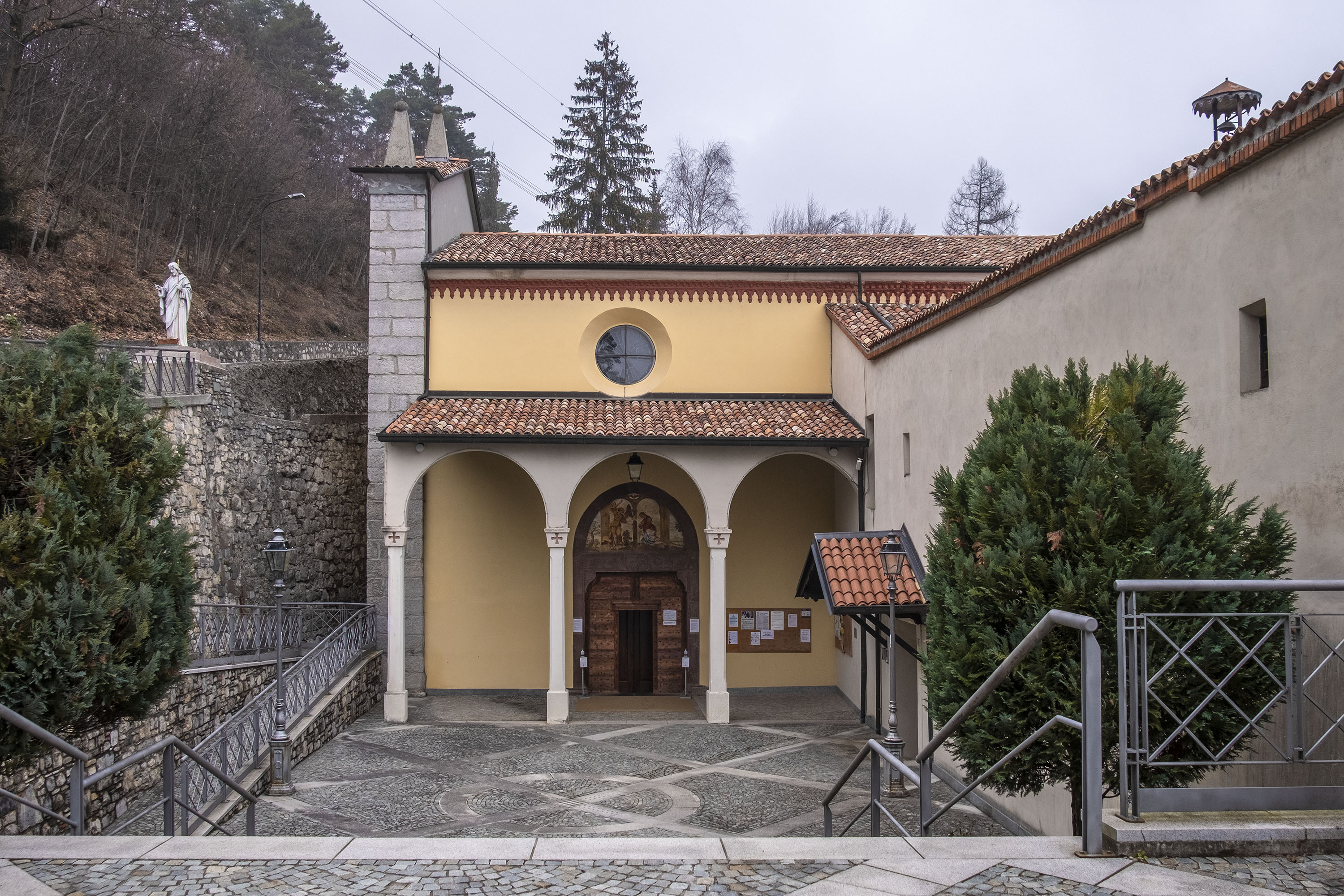 Immagine del luogo Porticato con archi e ingresso al Santuario